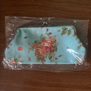 NWOT No Label Blue Elegant Floral Canvas Coin Purse with Kiss Lock